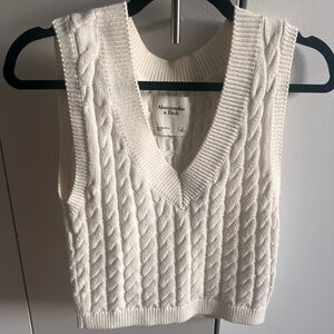 Abercrombie cropped white sweater vest size S